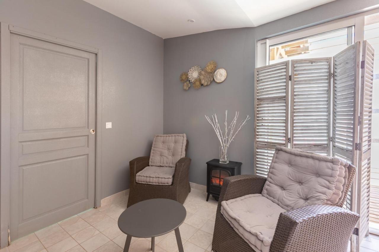 Le Comptoir Des Ecoliers Bed and Breakfast Gémozac Εξωτερικό φωτογραφία