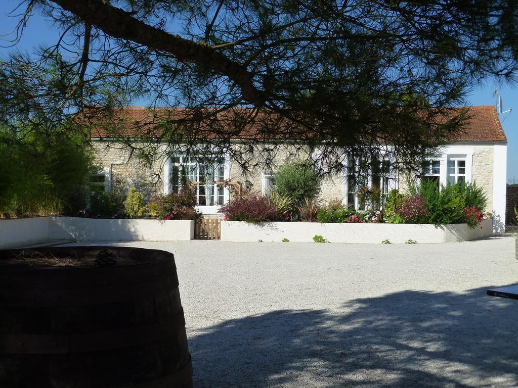 Le Comptoir Des Ecoliers Bed and Breakfast Gémozac Δωμάτιο φωτογραφία
