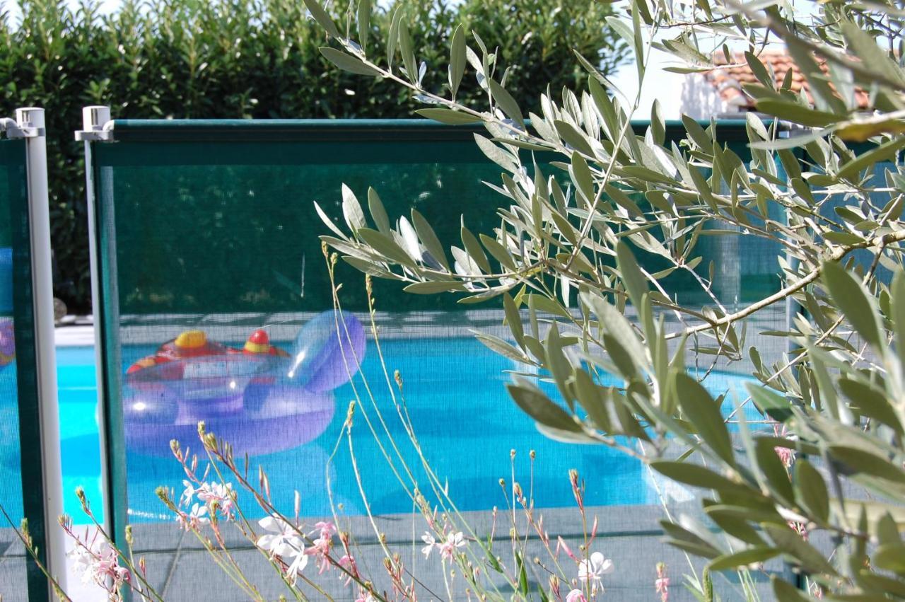 Le Comptoir Des Ecoliers Bed and Breakfast Gémozac Εξωτερικό φωτογραφία